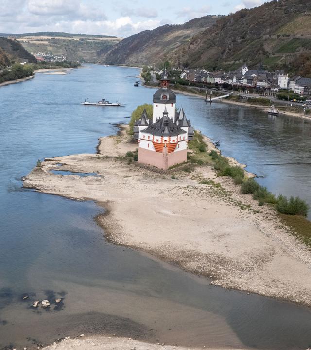 Ein Binnenschiff fährt auf dem Rhein bei Kaub an der Burg Pfalzgrafenstein vorbei. (Archiv)