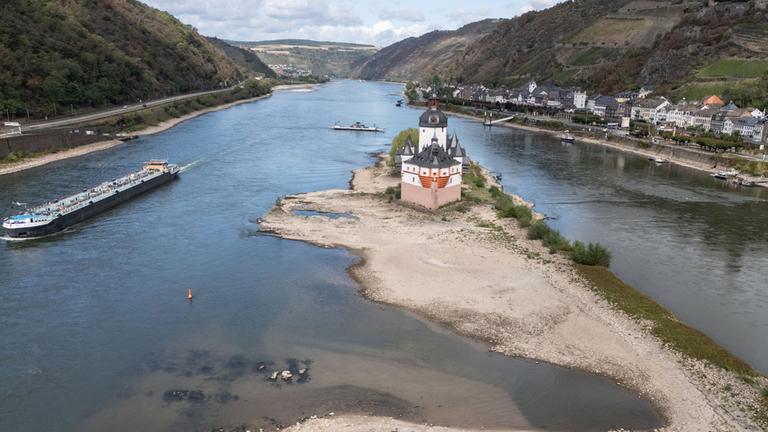 Ein Binnenschiff fährt auf dem Rhein bei Kaub an der Burg Pfalzgrafenstein vorbei. (Archiv)