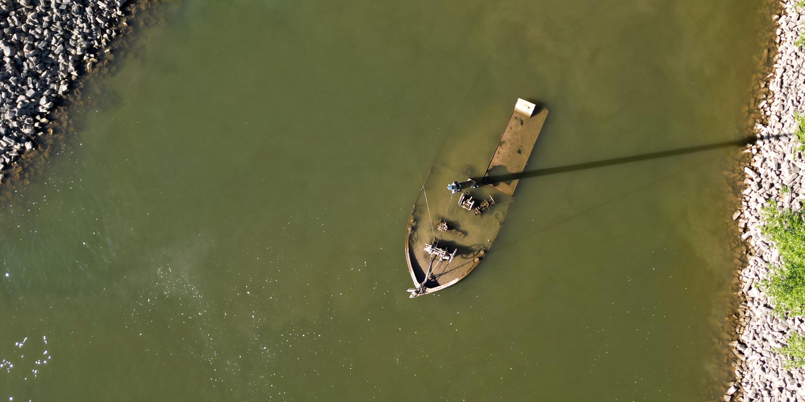 Nordrhein-Westfalen, Uedesheim: Ein vor langer Zeit gesunkenes Rheinschiff ist aufgrund des niedrigen Wasserstandes an der Oberfläche aufgetaucht. 