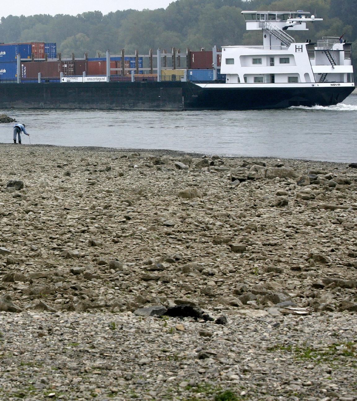 Containerschiff bei Niedrigwasser im Rhein