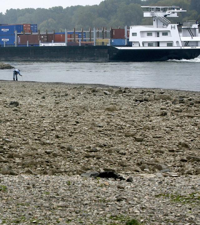 Containerschiff bei Niedrigwasser im Rhein
