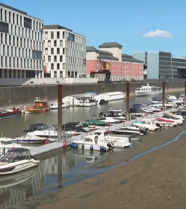 Das Niedrigwasser am Rhein hat einen neuen Tiefststand erreicht.