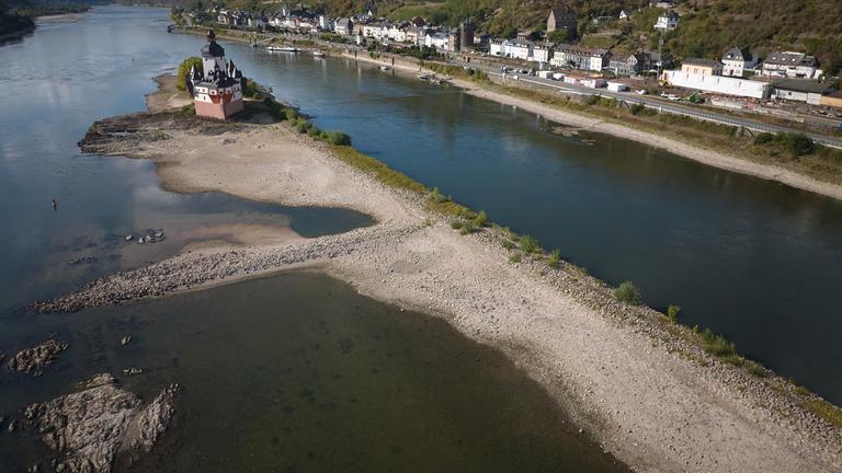 Die Zollburg Pfalzgrafenstein, mitten im Rhein ist vom extremen Niedrigwasser umgeben. (Luftaufnahme mit einer Drohne) 