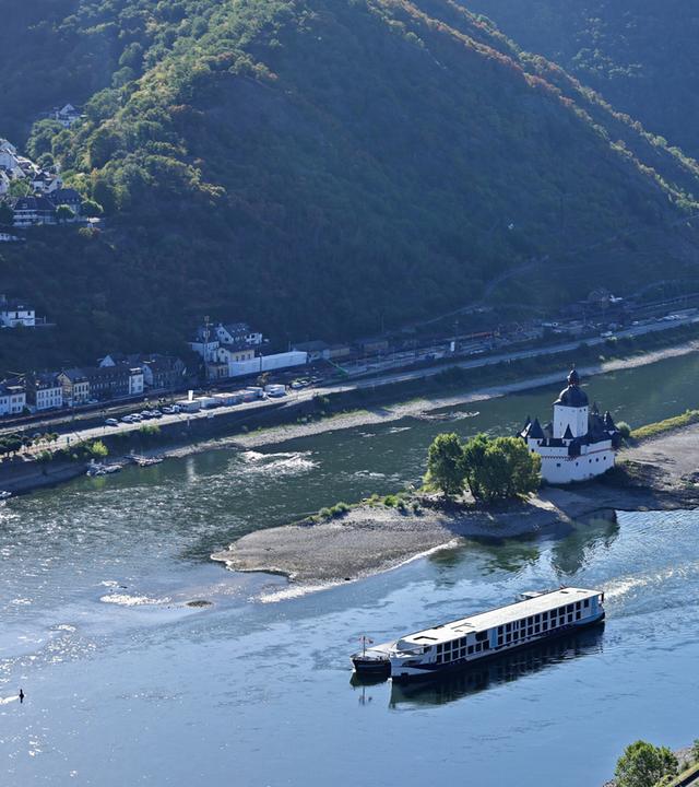 Ein Fahrgastschiff passiert am 06.082026 die Burg Pfalzgrafenstein im Rhein bei Kaub (Deutschland)
