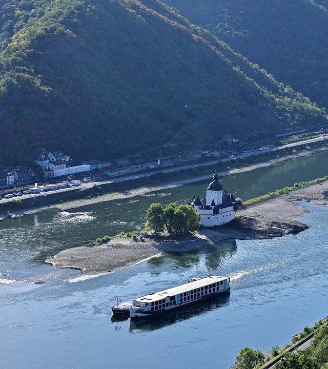 Ein Fahrgastschiff passiert am 06.082026 die Burg Pfalzgrafenstein im Rhein bei Kaub (Deutschland)