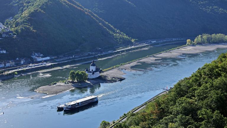 Ein Fahrgastschiff passiert am 06.082026 die Burg Pfalzgrafenstein im Rhein bei Kaub (Deutschland)