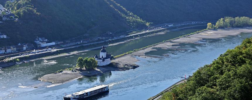 Ein Fahrgastschiff passiert am 06.082026 die Burg Pfalzgrafenstein im Rhein bei Kaub (Deutschland)