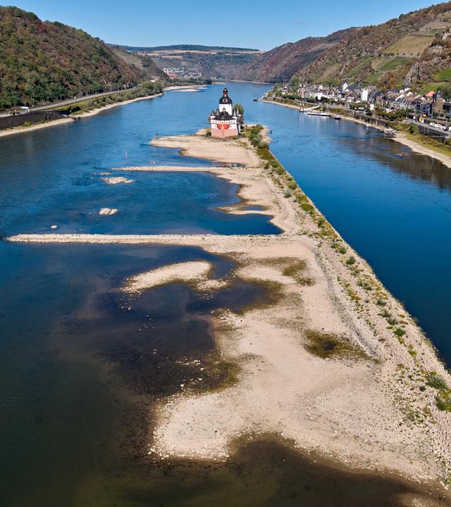 Niedrigwasser im Rhein bei Kaub