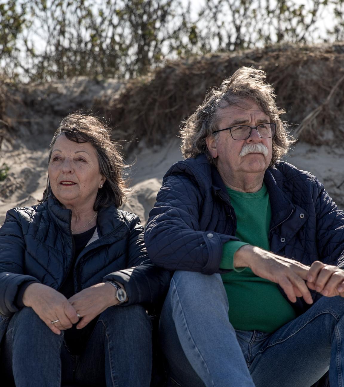 Ulla und Didi Högel sitzen nebeneinander auf eine Sanddüne.