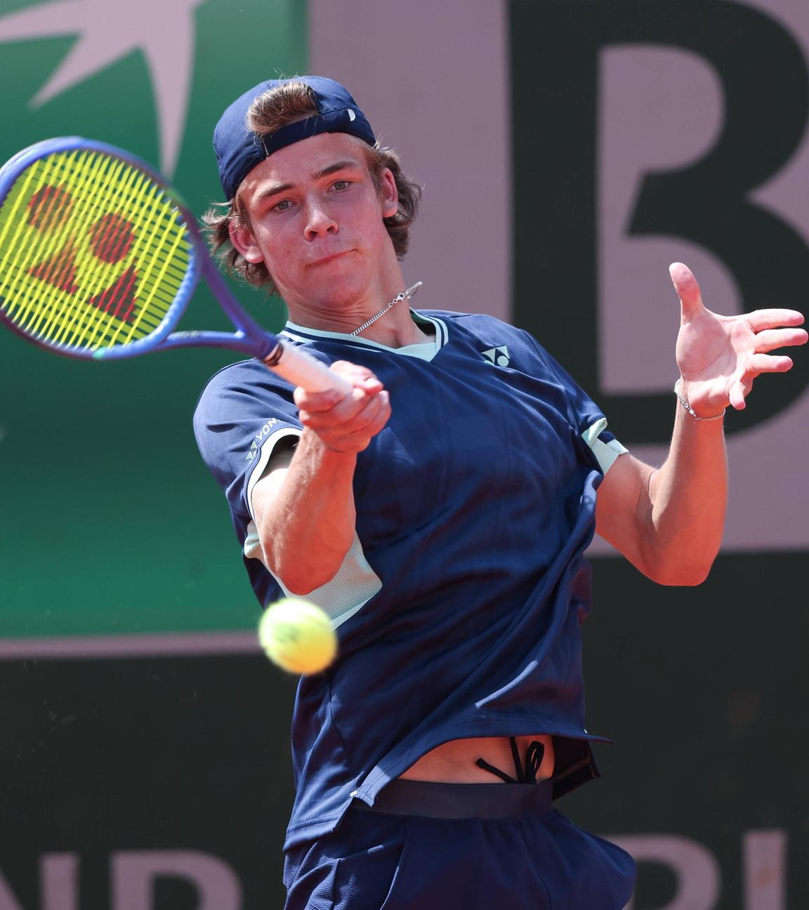 Niels McDonald spielt bei den French Open eine Vorhand