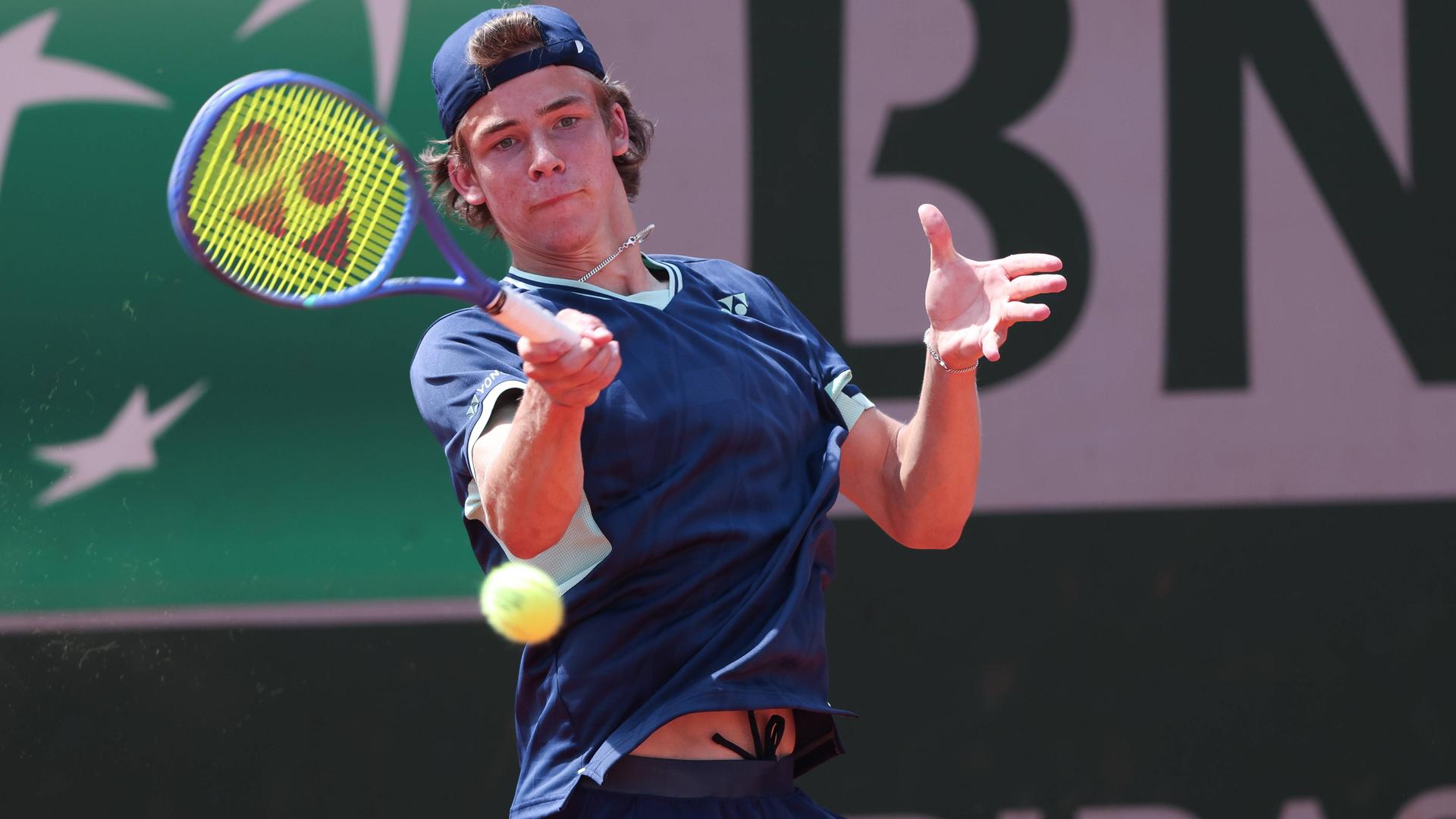 Niels McDonald spielt bei den French Open eine Vorhand