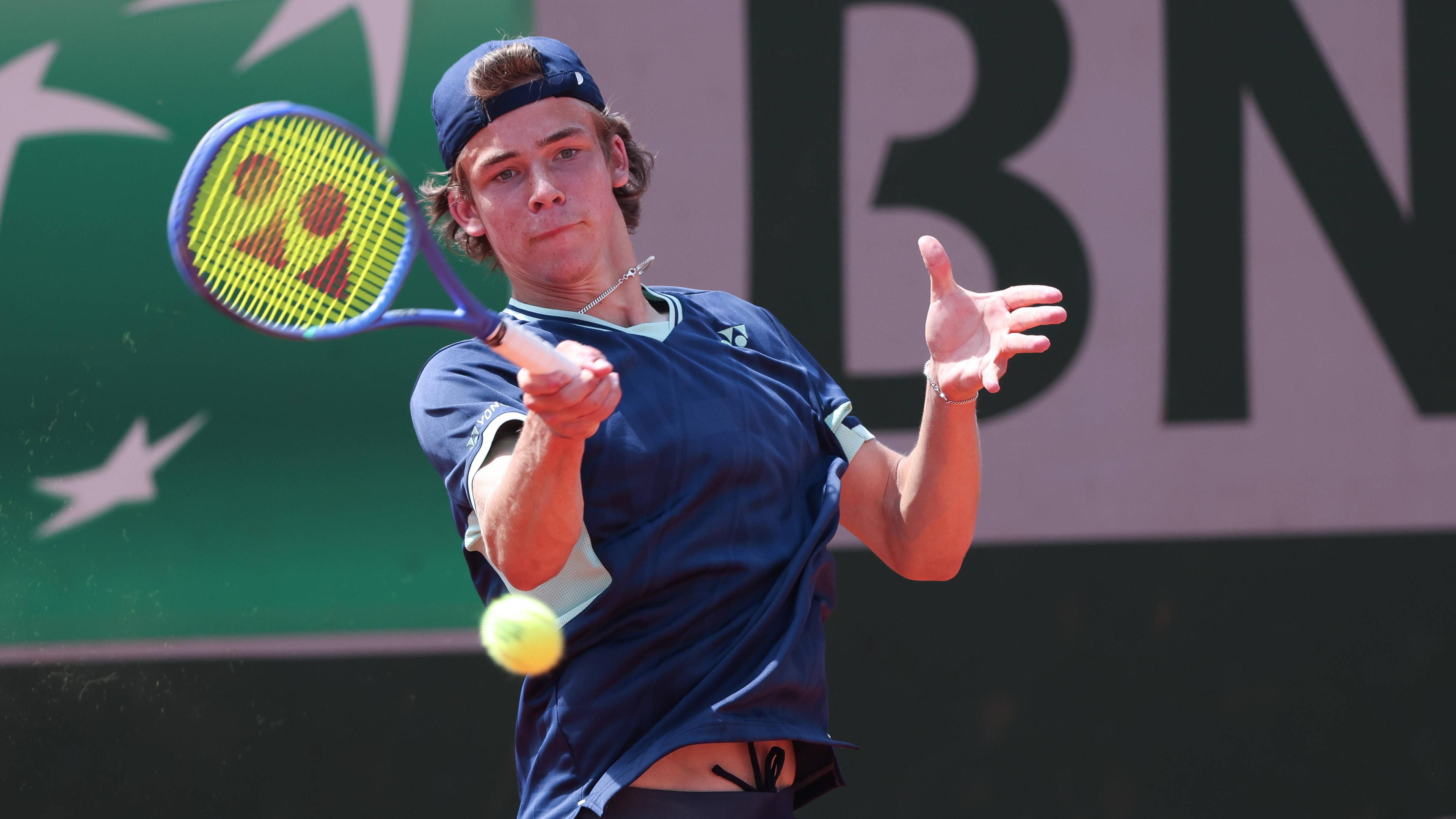 Niels McDonald spielt bei den French Open eine Vorhand