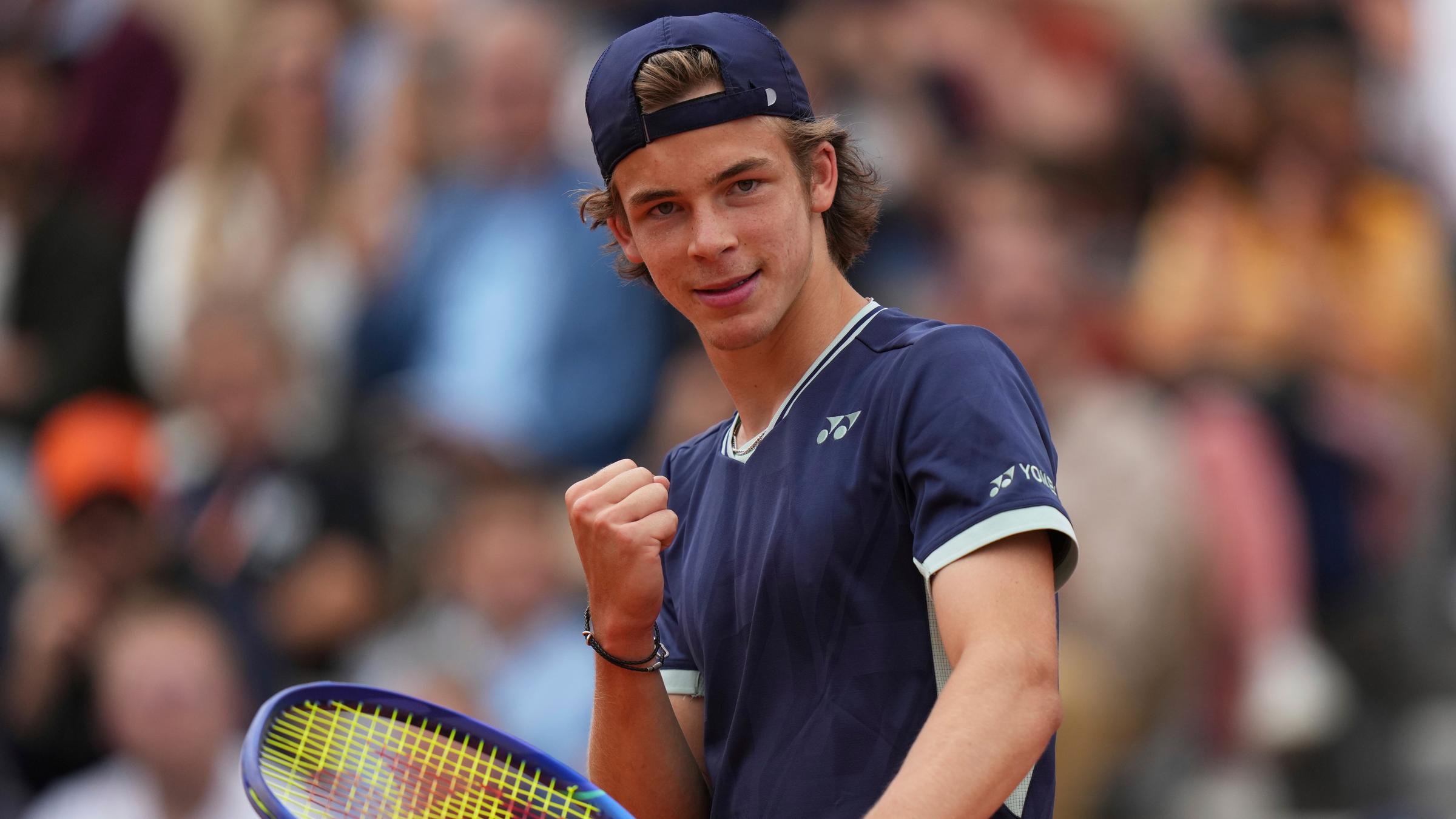 Deutschlands Niels McDonald jubelt beim Spiel gegen Deutschlands Max Schönhaus am 07.06.2025 in Paris.