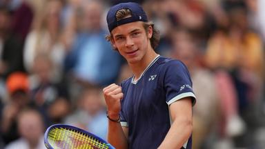 Deutschlands Niels McDonald jubelt beim Spiel gegen Deutschlands Max Schönhaus am 07.06.2025 in Paris.