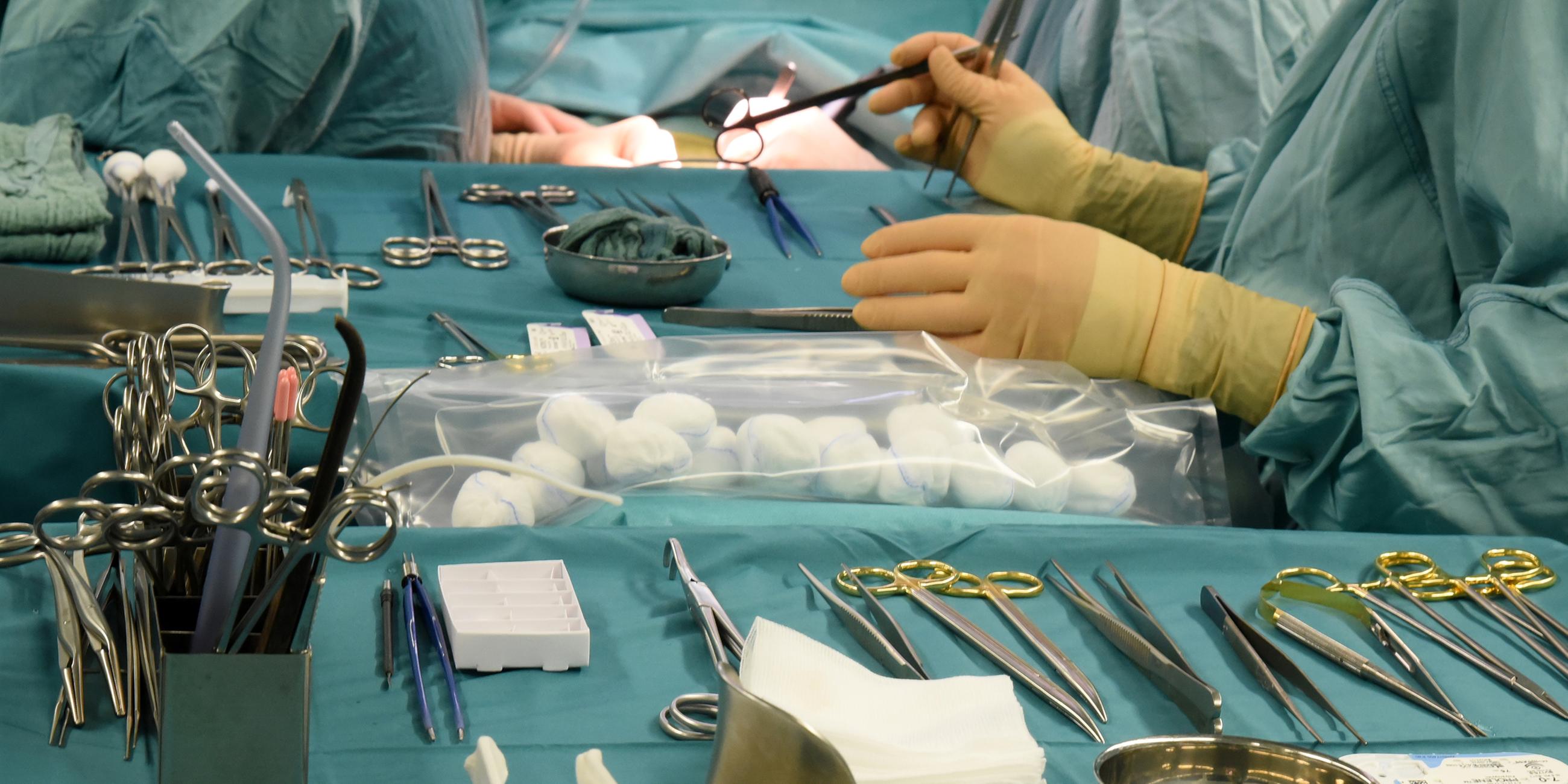 In einem Transplantationszentrum wird eine von einem gesunden Spender vor wenigen Minuten entnommene Niere beim Empfänger transplantiert.