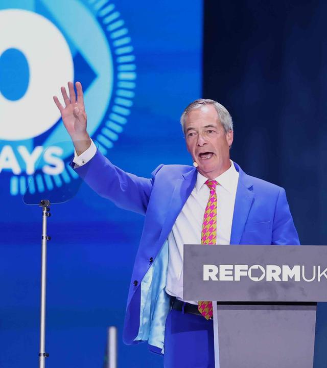 Reform-UK-Chef Nigel Farage winkt zum Abschluss seiner Rede am zweiten Tag des Parteitags von Reform UK im NEC in Birmingham, Großbritannien, am 4. September 2026.