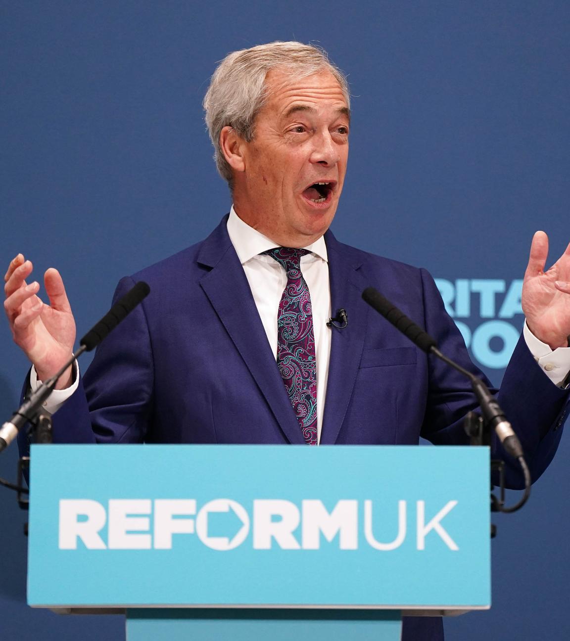 Nigel Farage spricht und gestikuliert während einer Pressekonferenz.