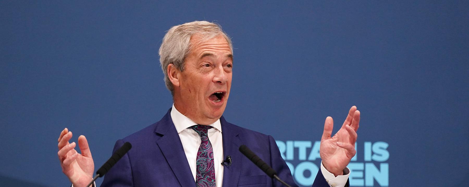 Nigel Farage spricht und gestikuliert während einer Pressekonferenz.