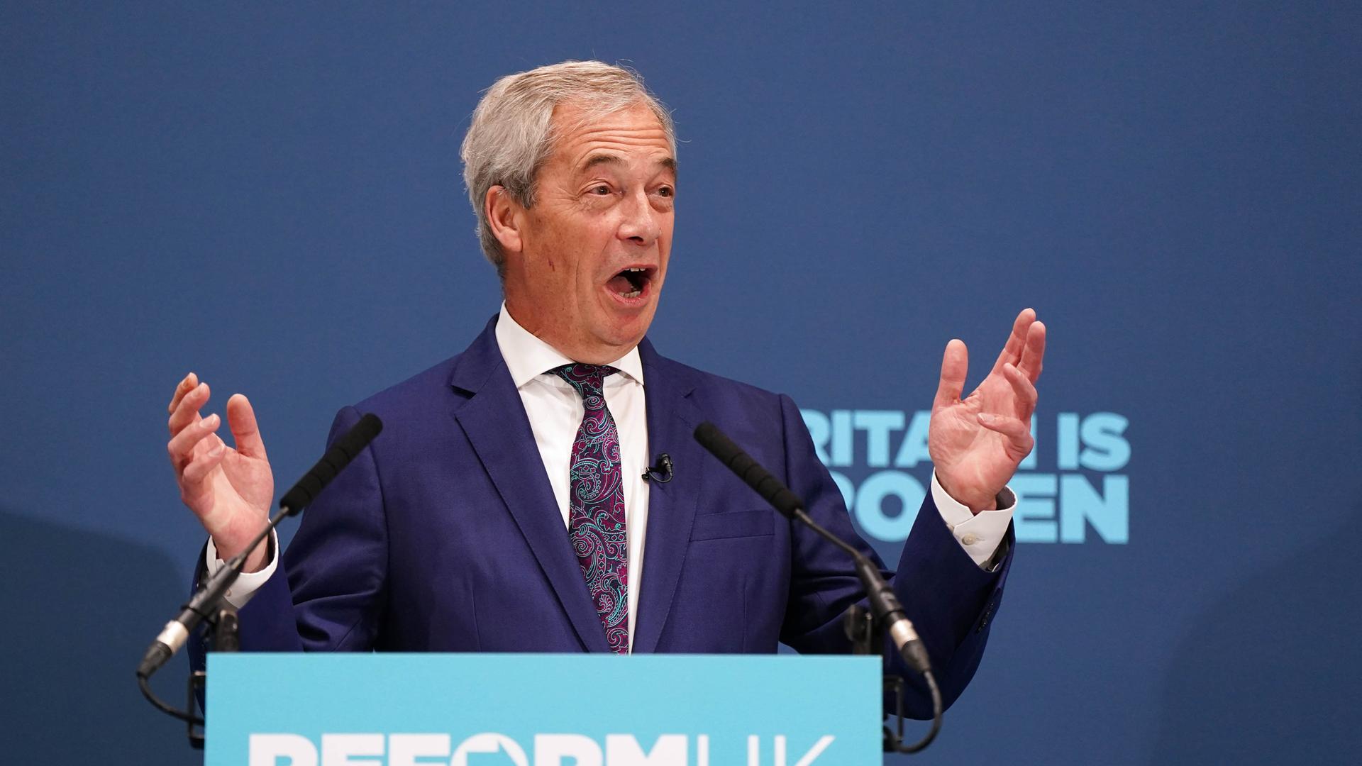 Nigel Farage spricht und gestikuliert während einer Pressekonferenz.