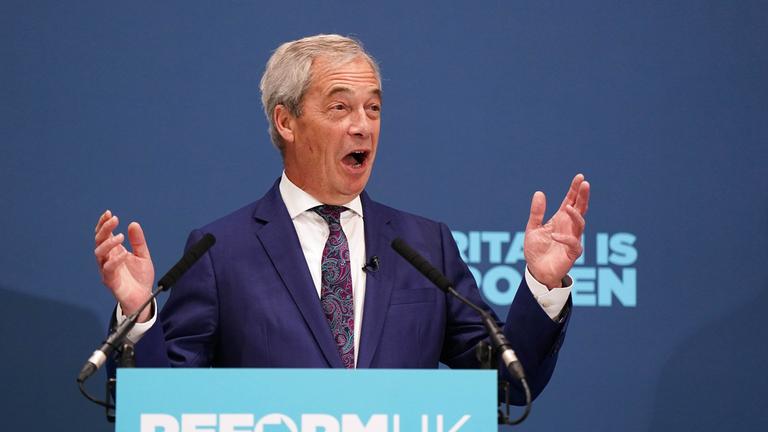 Nigel Farage spricht und gestikuliert während einer Pressekonferenz.