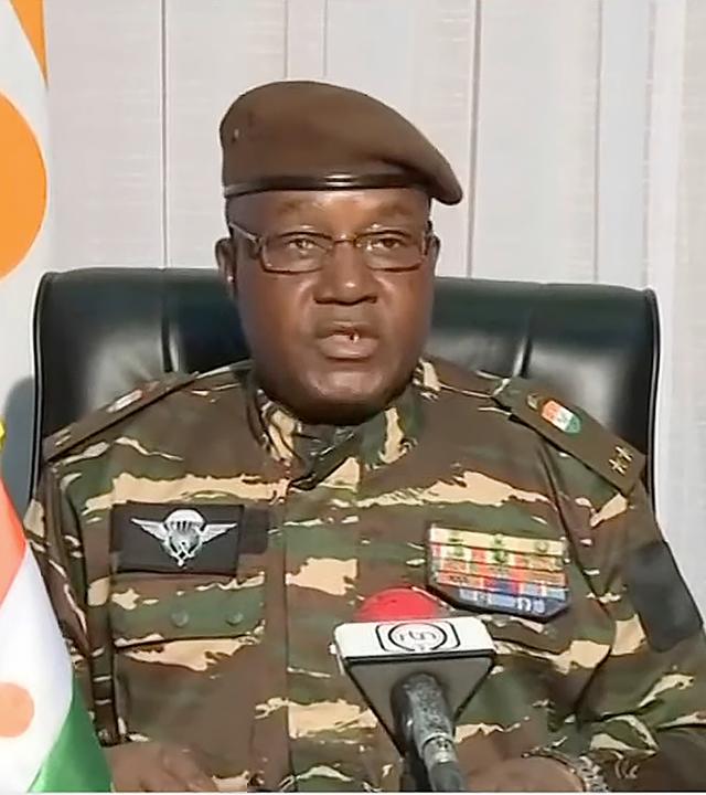 Der selbsternannte Präsident des Niger, Abdourahamane Tiani, hält eine Ansprache.