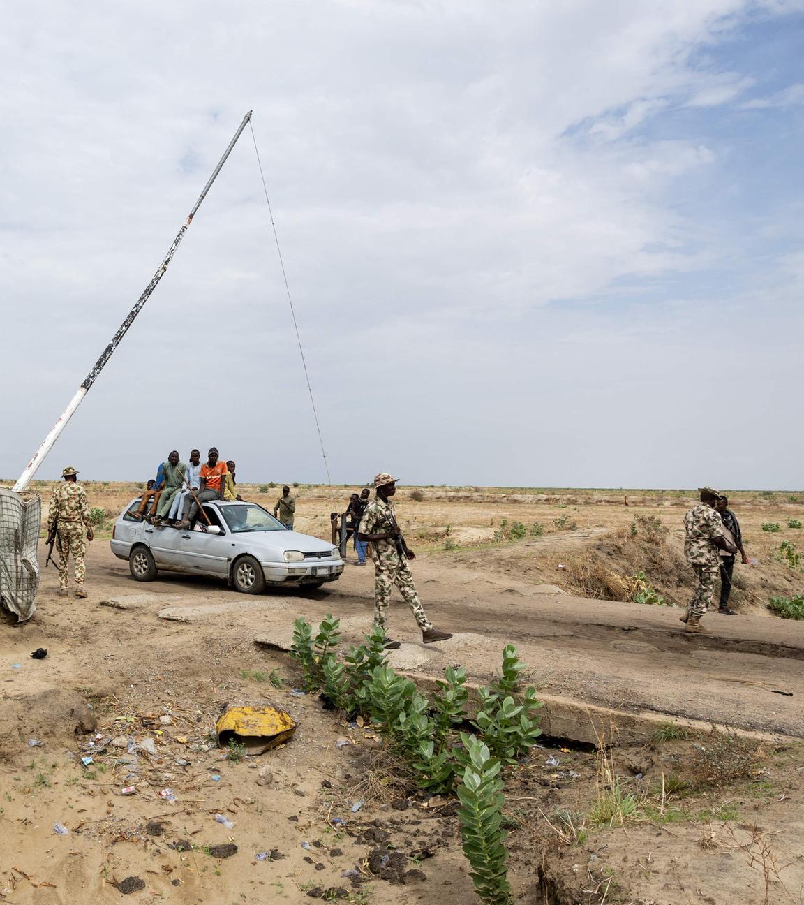 Nigerianische Soldaten stehen an einem Wachposten im Bundesstaat Borno
