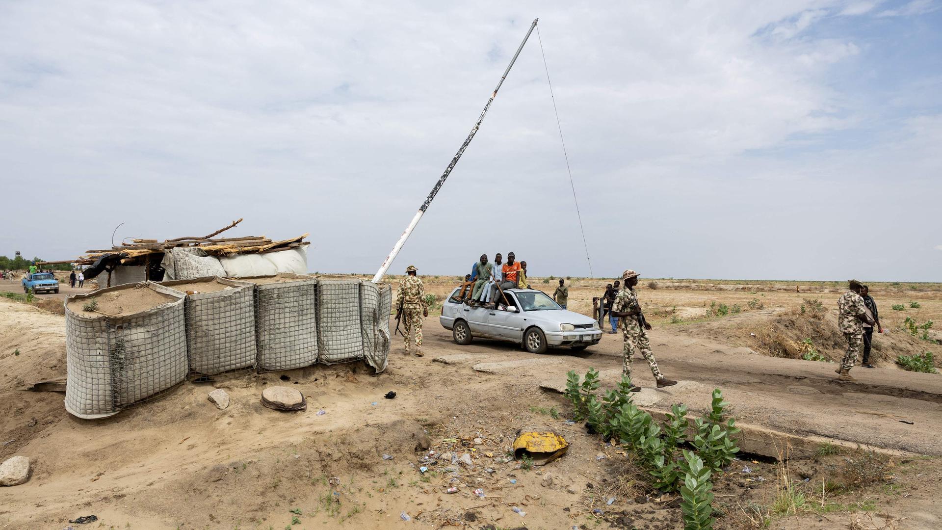 Nigerianische Soldaten stehen an einem Wachposten im Bundesstaat Borno