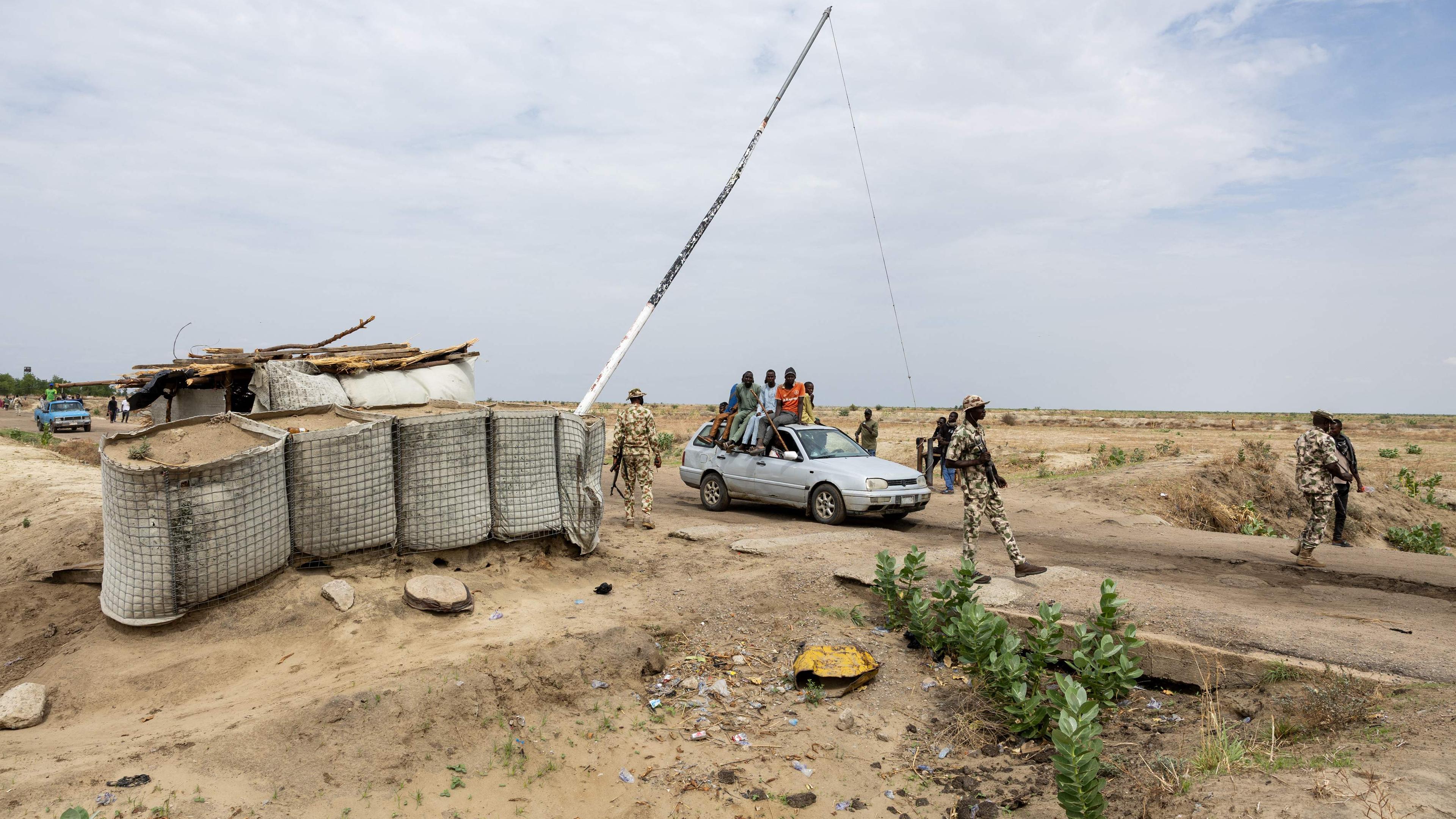 Nigerianische Soldaten stehen an einem Wachposten im Bundesstaat Borno