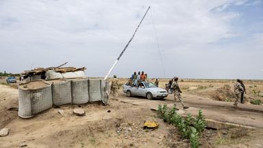 Nigerianische Soldaten stehen an einem Wachposten im Bundesstaat Borno