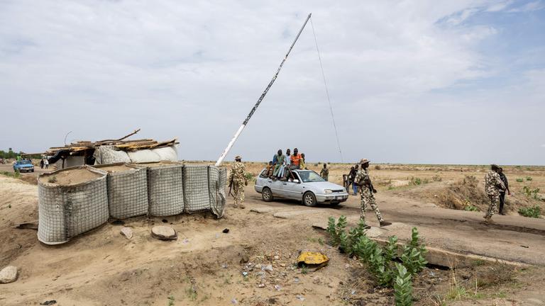 Nigerianische Soldaten stehen an einem Wachposten im Bundesstaat Borno
