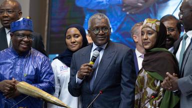 Aliko Dangote (Mitte), Präsident und CEO der Dangote Group, spricht während des Börsengangs der Dangote-Raffinerie vor dem Publikum