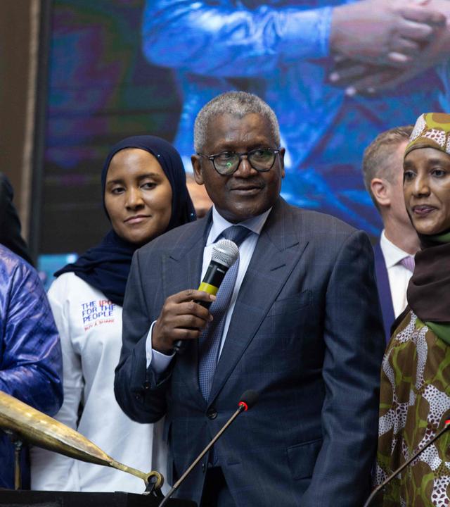 Aliko Dangote (Mitte), Präsident und CEO der Dangote Group, spricht während des Börsengangs der Dangote-Raffinerie vor dem Publikum