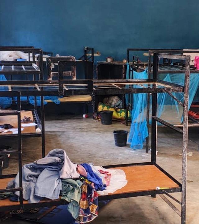 Dieses von der Christian Association of Nigeria veröffentlichte Foto zeigt die Schlafsäle der St. Mary's Catholic Primary and Secondary School, nachdem bewaffnete Männer am 21.11.2025, Kinder und Mitarbeiter in der Gemeinde Papiri in Nigeria entführt hatten. 