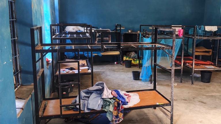 Dieses von der Christian Association of Nigeria veröffentlichte Foto zeigt die Schlafsäle der St. Mary's Catholic Primary and Secondary School, nachdem bewaffnete Männer am 21.11.2025, Kinder und Mitarbeiter in der Gemeinde Papiri in Nigeria entführt hatten. 