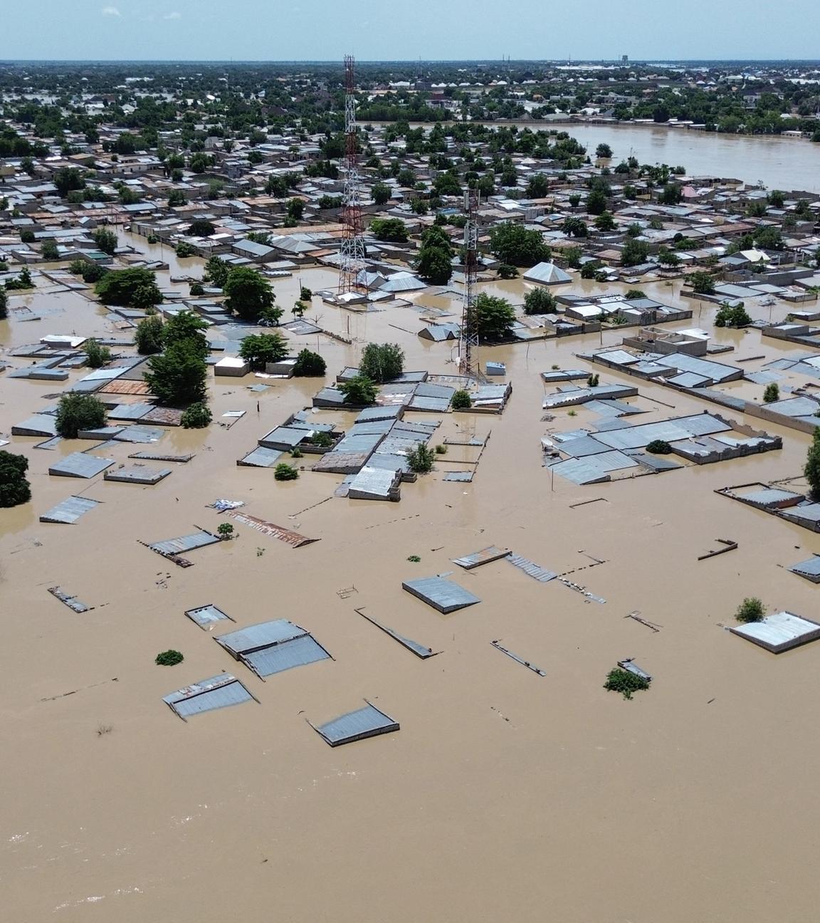 Diese Luftaufnahme zeigt Häuser, die am 10. September 2024 in Maiduguri in Borno im Nordosten Nigerias unter Wasser stehen.