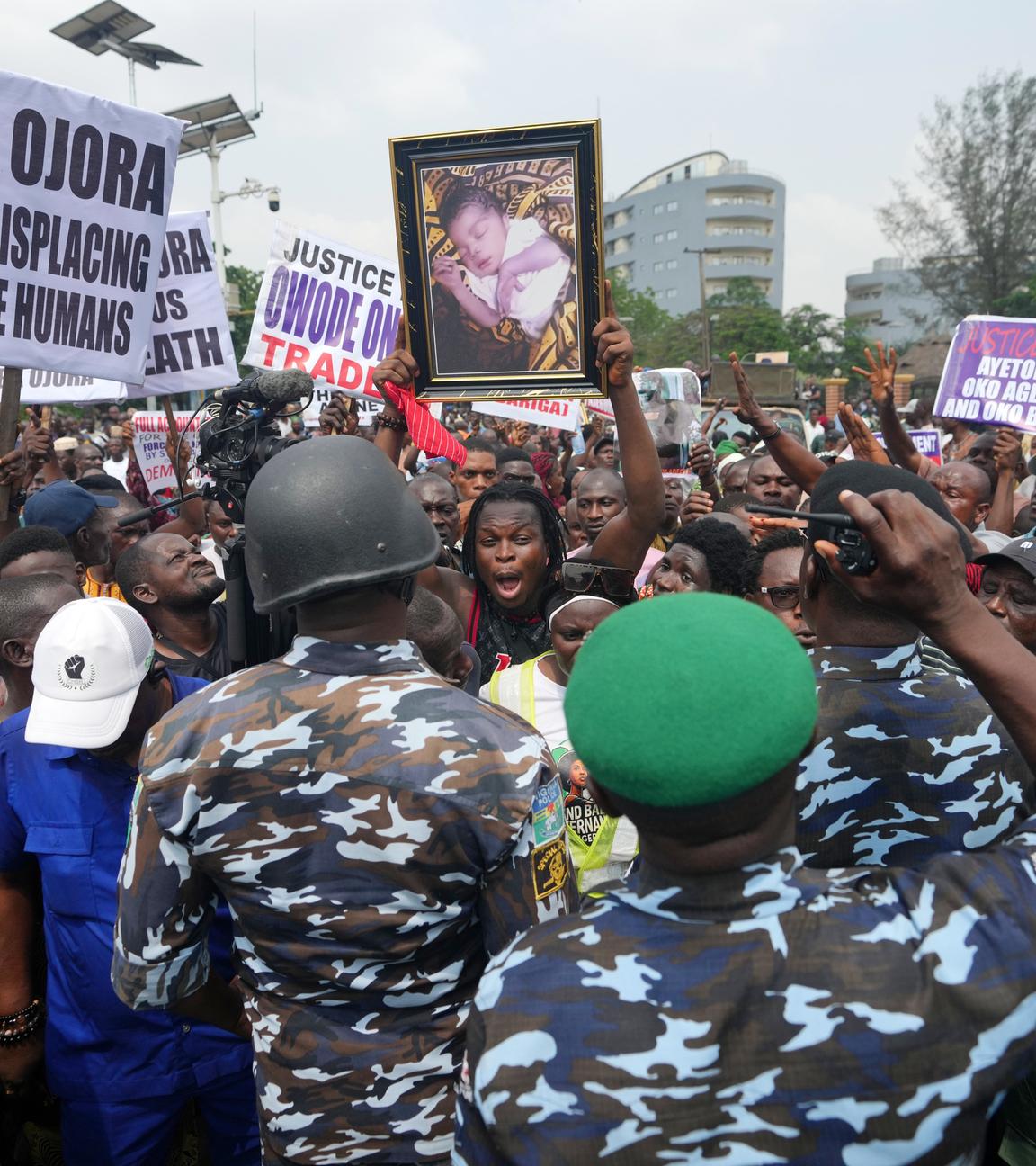 Mehrere Menschen demonstrieren auf der Straße von Nigeria