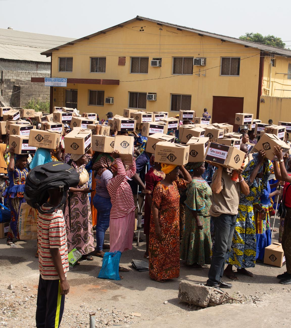 Lokale Empfänger erhalten am 21. Dezember 2024 in Lagos, Nigeria, Lebensmittelpakete von der Lagos Food Bank für die Ärmsten der Stadt. 