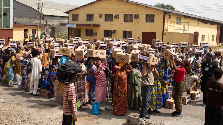 Lokale Empfänger erhalten am 21. Dezember 2024 in Lagos, Nigeria, Lebensmittelpakete von der Lagos Food Bank für die Ärmsten der Stadt. 