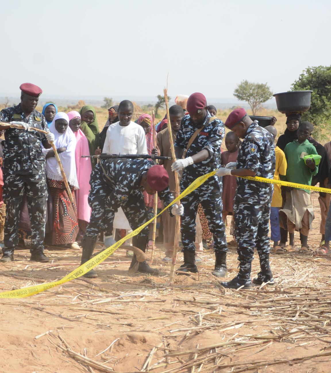 Die nigerianische Polizei sichert einen Ort nach einem US-Luftangriff.