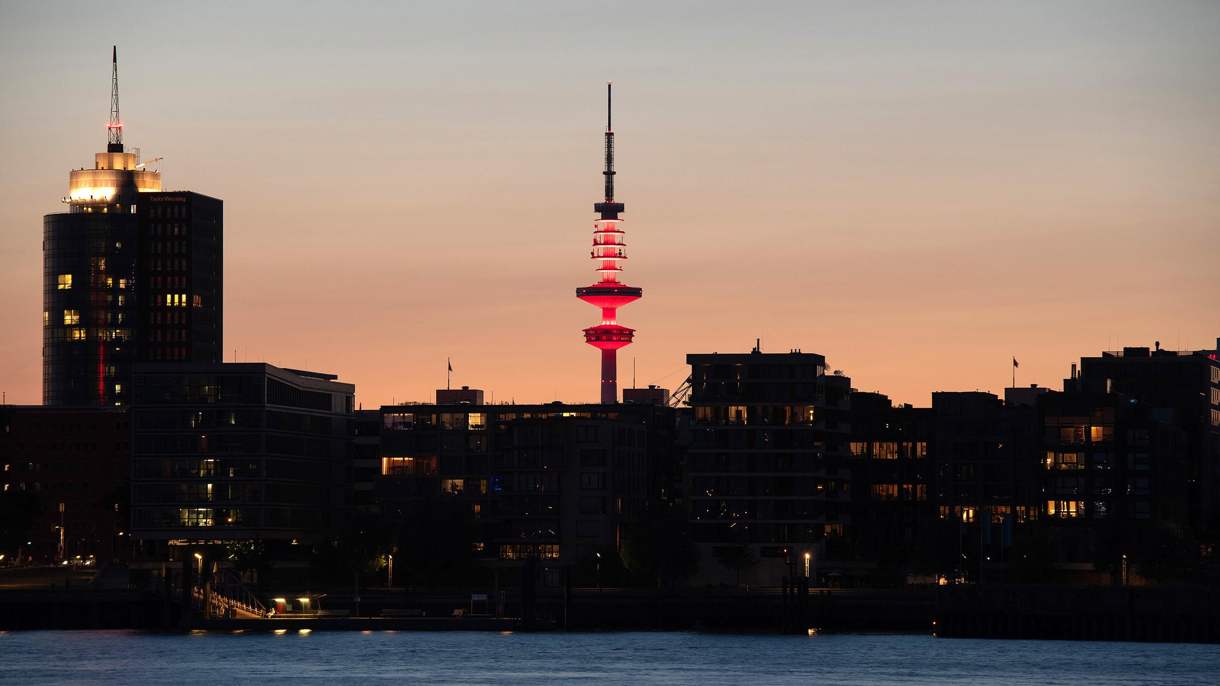 In Hamburg leuchtet der Heinrich-Hertz-Turm als Mahnmahl für die Situation der Veranstaltungsbranche.