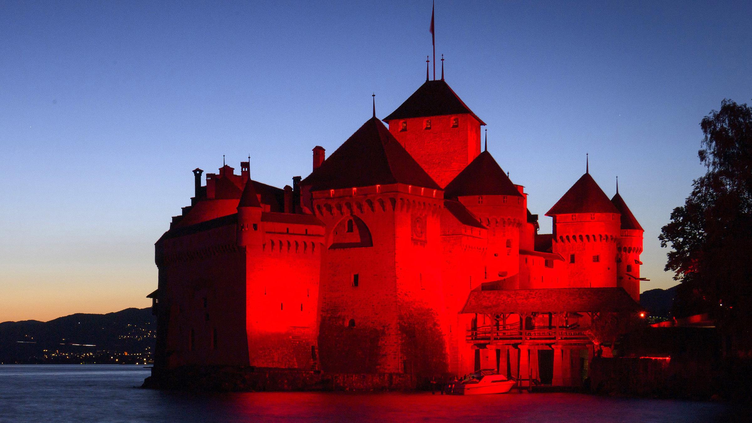 In der Nähe von Montreux, wo sonst das alljährliche Jazzfestival stattfindet, steht die Burg Chillon am Genfer See.