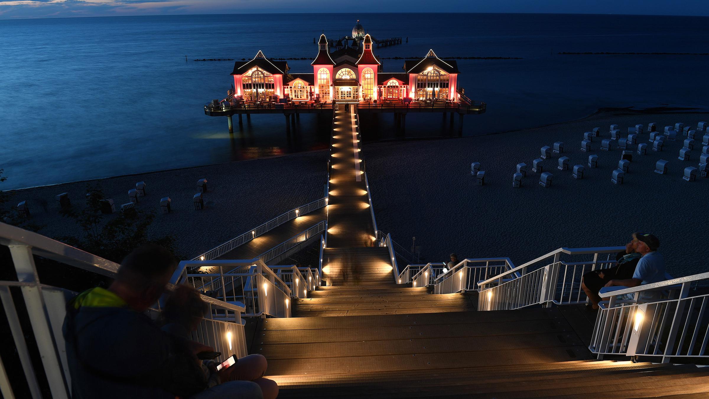 Die Firma Baltic-Sound hat die Seebrücke im Ostseebad Sellin beleuchtet.