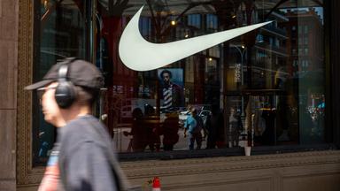 Das ikonische Nike-Swoosh-Design ist am 24.04.2026 in New York City in einem Schaufenster des neuen Geschäfts des Sportartikelherstellers am Broadway in Manhattan zu sehen. 