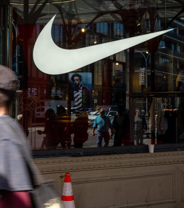 Das ikonische Nike-Swoosh-Design ist am 24.04.2026 in New York City in einem Schaufenster des neuen Geschäfts des Sportartikelherstellers am Broadway in Manhattan zu sehen. 