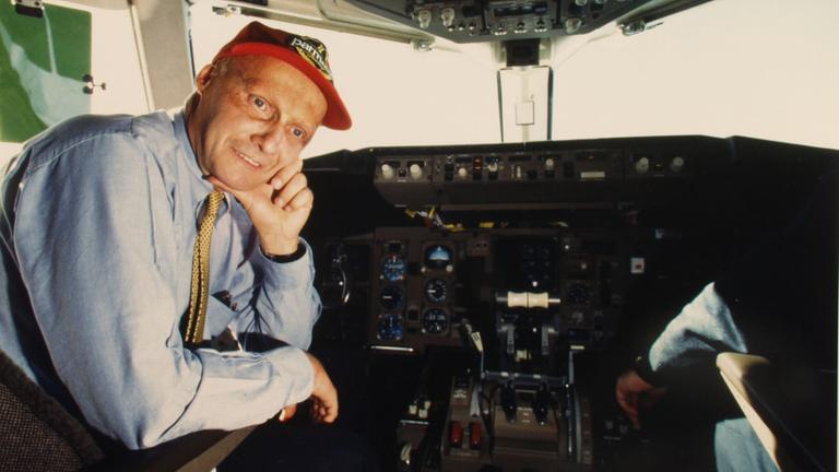 Niki Lauda in Flugzeugcockpit 