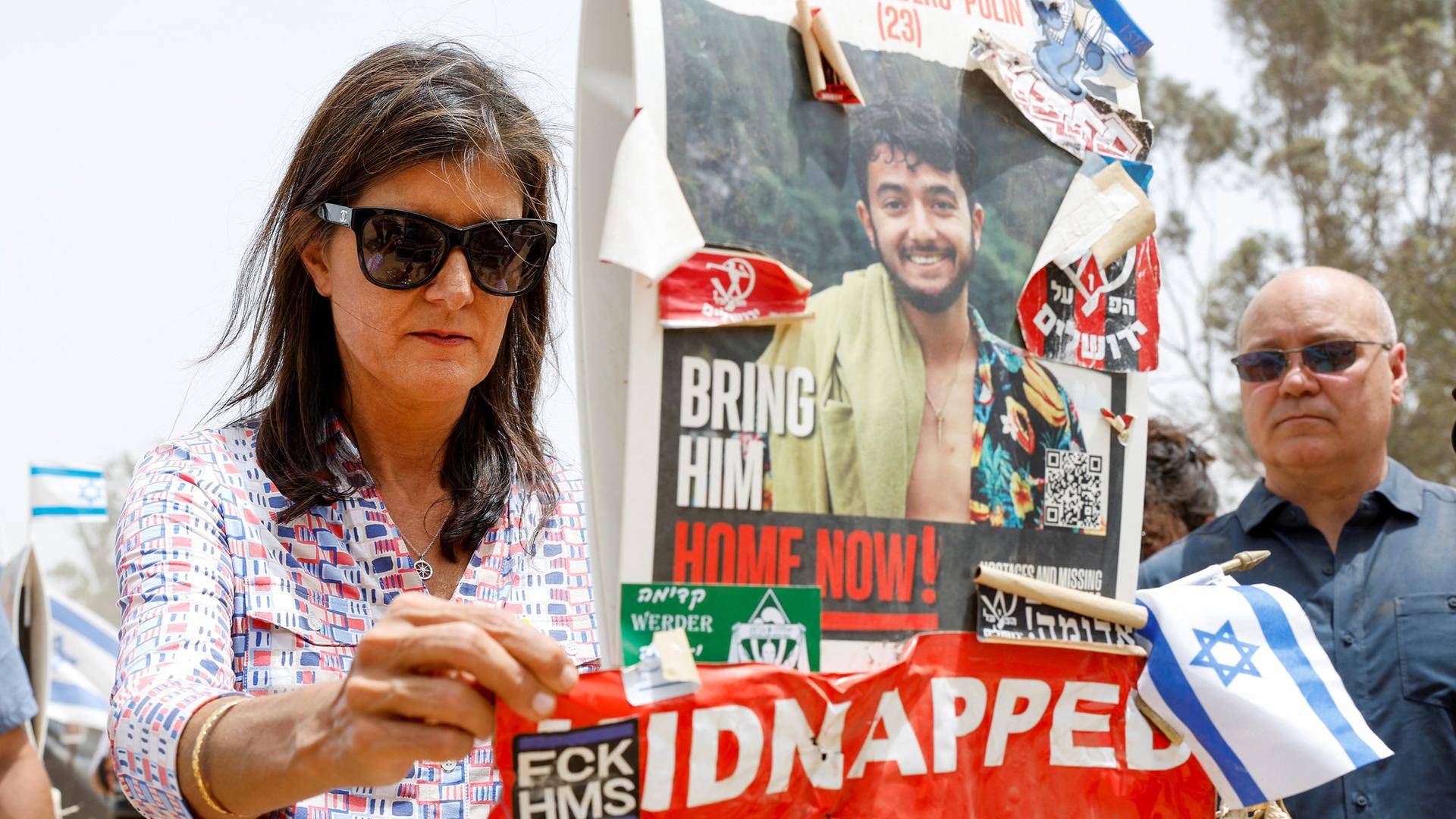 Die ehemalige republikanische Präsidentschaftskandidatin Nikki Haley besucht den Ort des Nova-Festivals