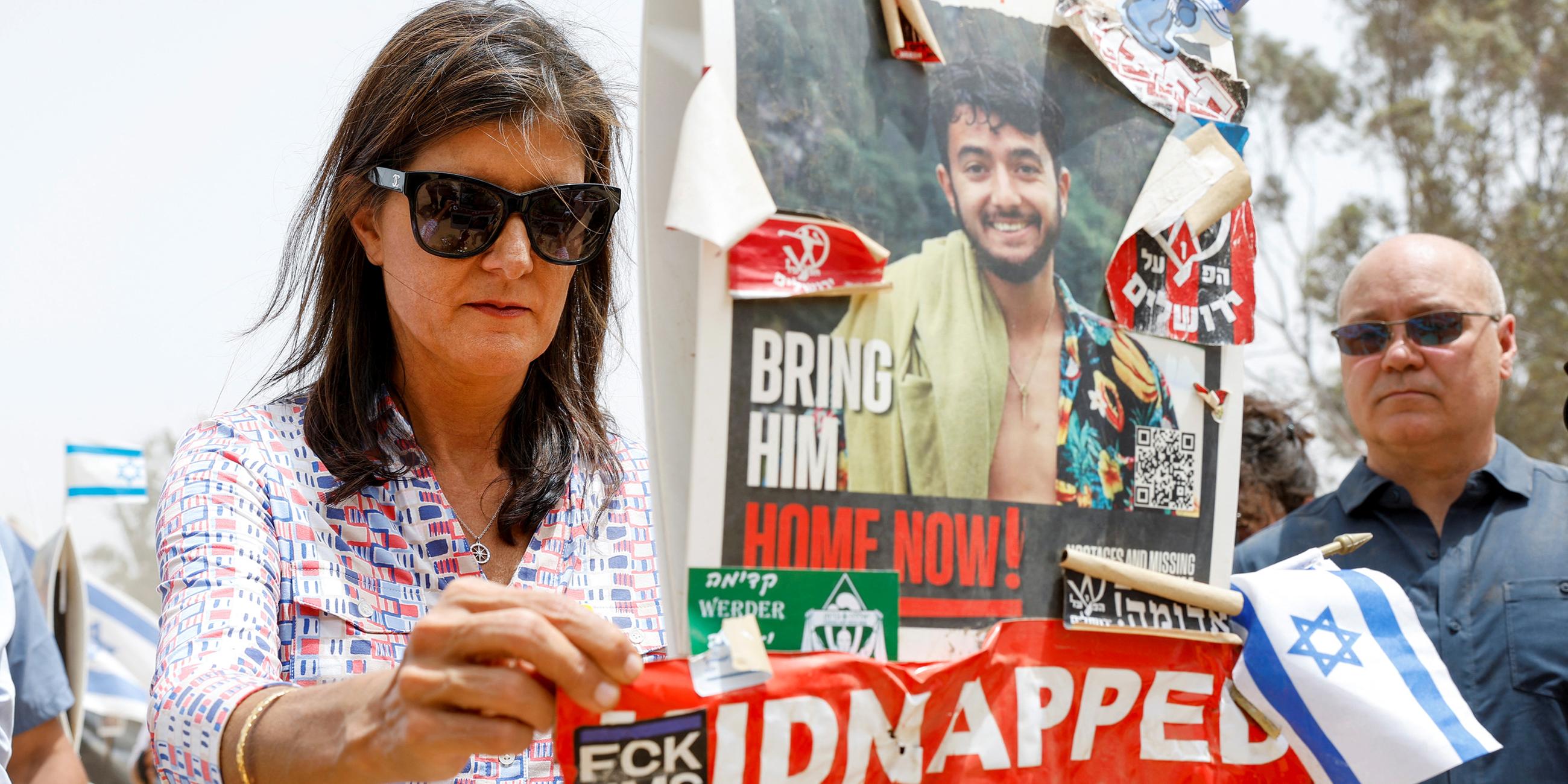 Die ehemalige republikanische Präsidentschaftskandidatin Nikki Haley besucht den Ort des Nova-Festivals