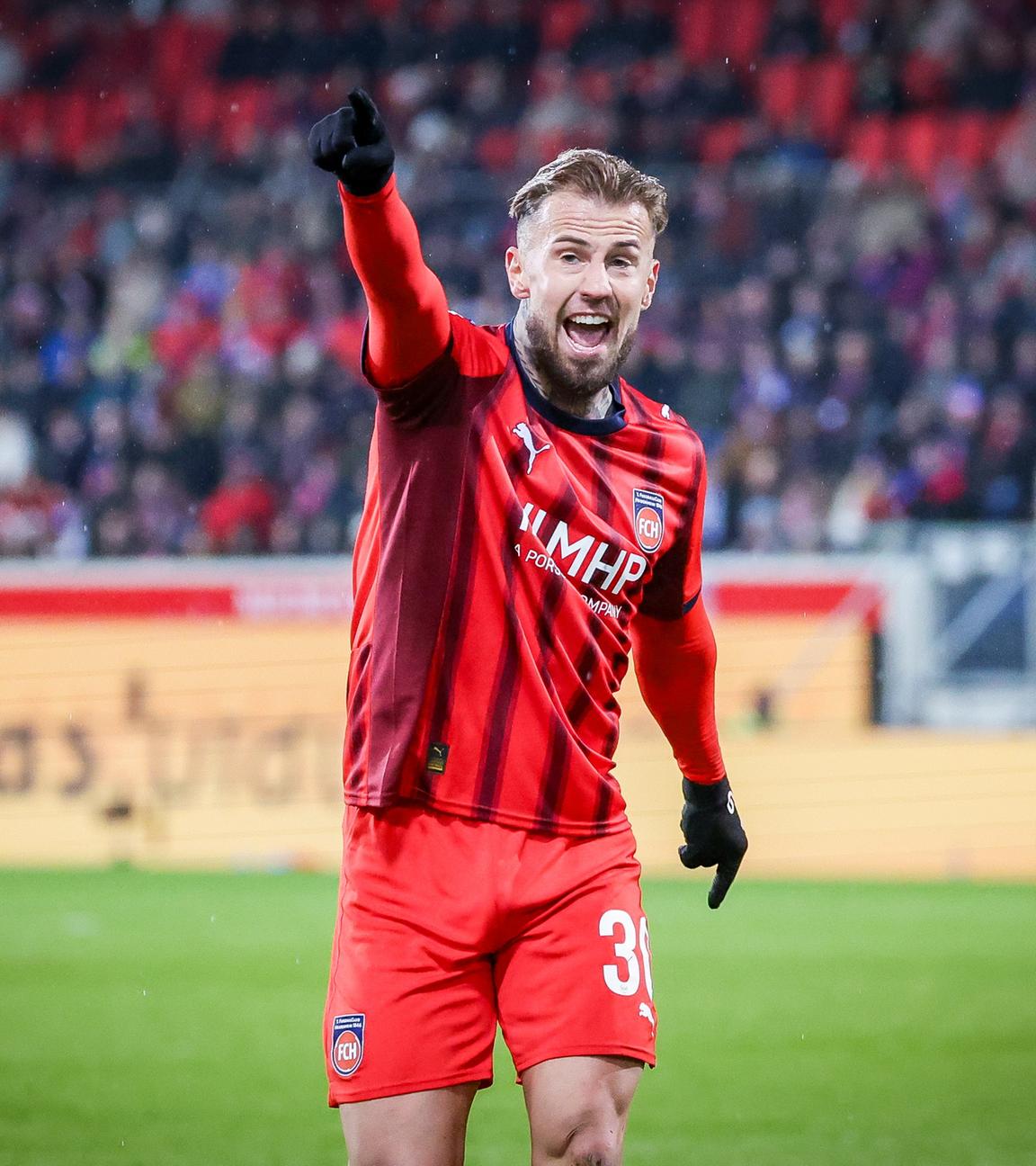 Fußballer Niklas Dorsch vom 1. FC Heidenheim 1846 gestikuliert am 06.12.2025 auf dem Spielfeld im Spiel gegen SC Freiburg.