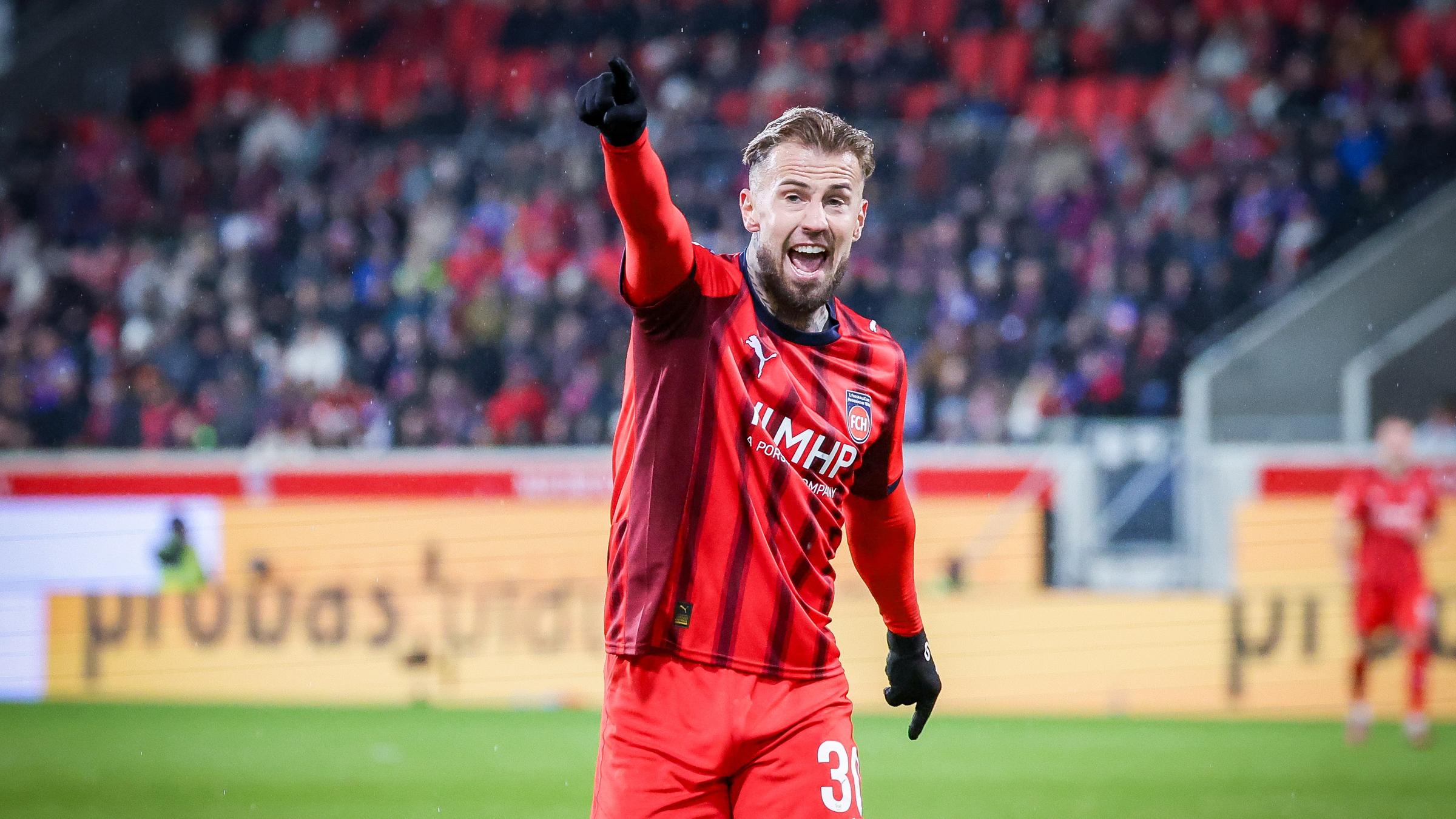 Fußballer Niklas Dorsch vom 1. FC Heidenheim 1846 gestikuliert am 06.12.2025 auf dem Spielfeld im Spiel gegen SC Freiburg.