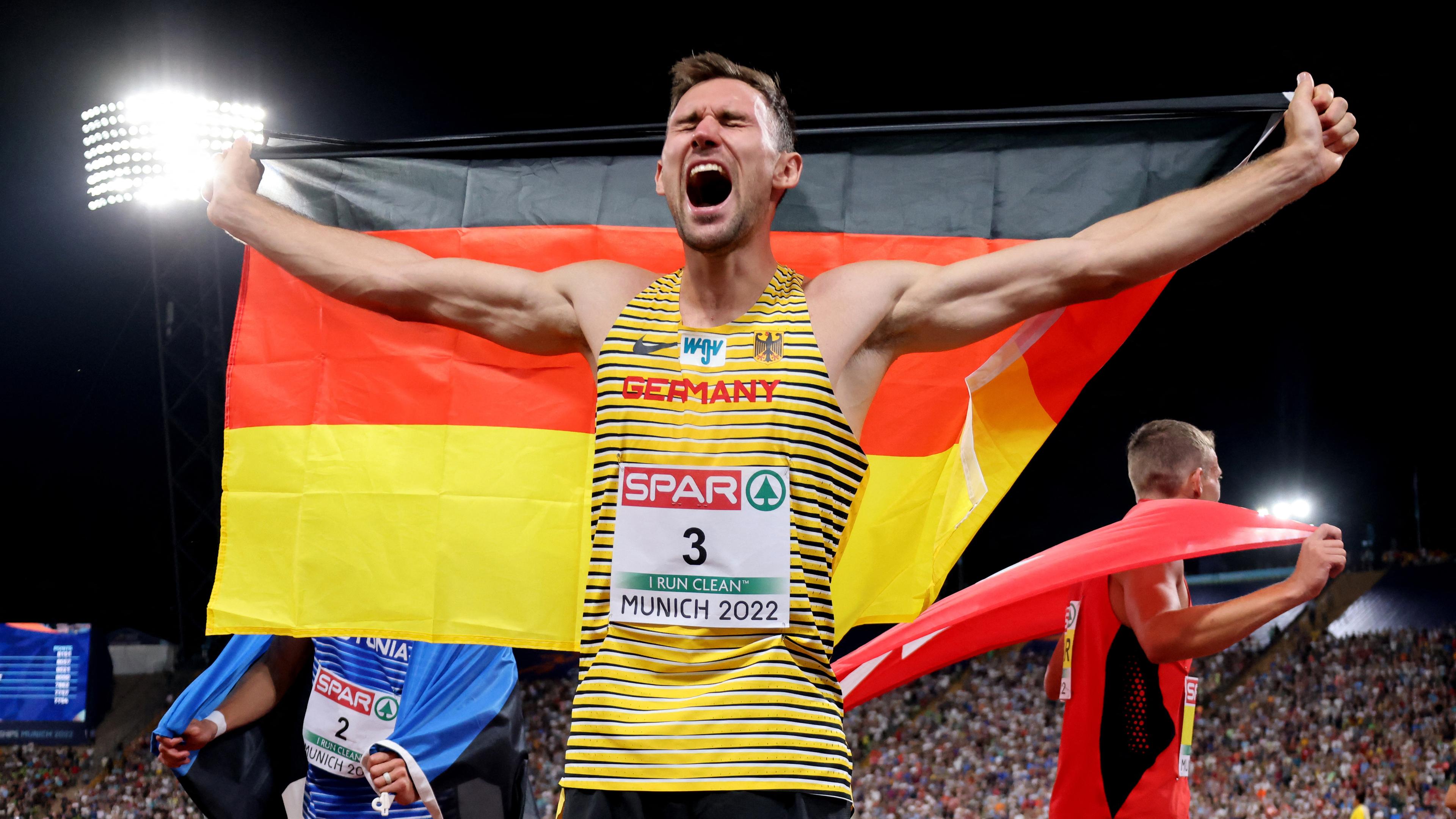 Niklas Kaul bejubelt seinen EM-Titel